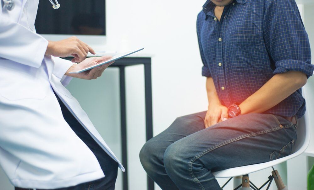 Ang doktor ay nagrereseta sa isang pasyente ng isang kurso ng mura ngunit epektibong gamot para sa prostatitis