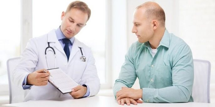 ang doktor ay nagrereseta ng mga gamot para sa prostatitis